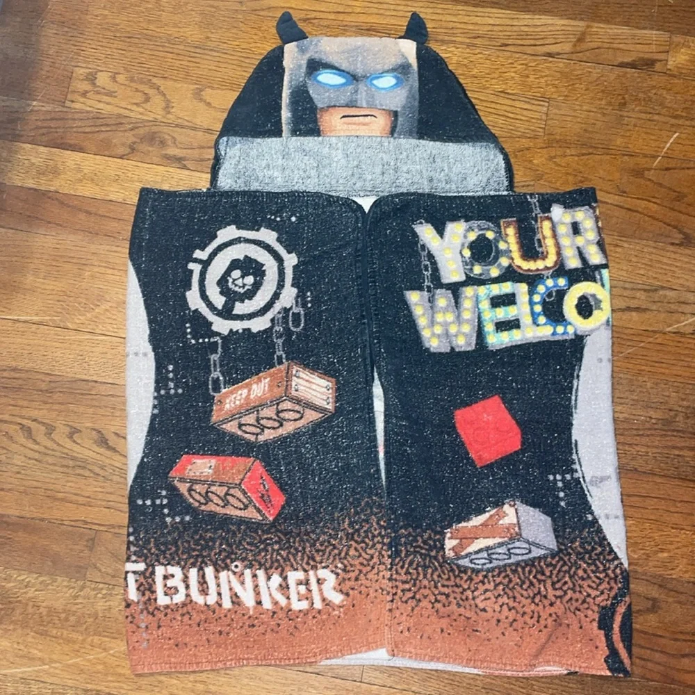 •LEGO•BATMAN BUNKER LEGO CHARACTER HOODED AND HAND CUFF WRAP AROUND TOWEL EUC